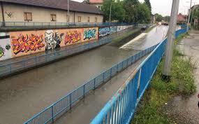 Pijan za volanom teretnjaka prošao kroz poplavljeni podvožnjak!